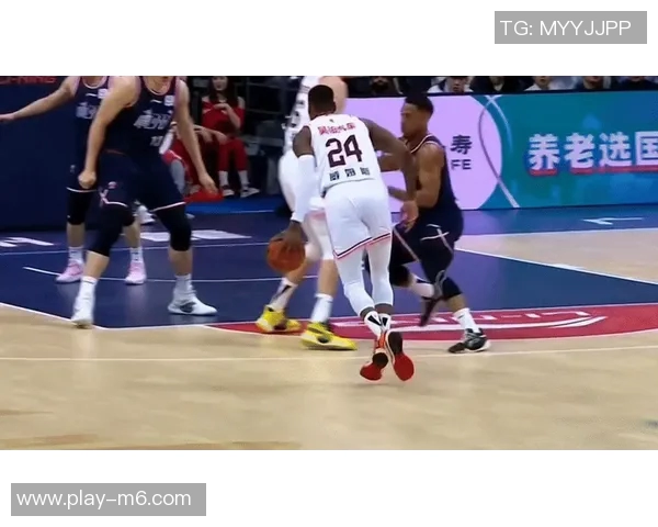 周琦防守表现突出半场贡献3分7篮板1抢断2盖帽助力球队 周琦防守表现突出半场贡献3分7篮板1抢断2盖帽助力球队